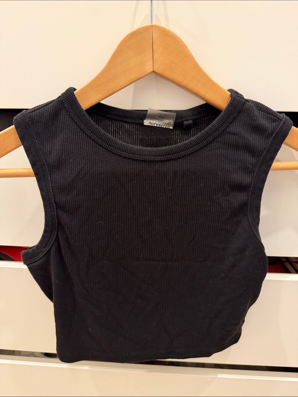 Sleeveless Ribbed Crop Tank Top in Black